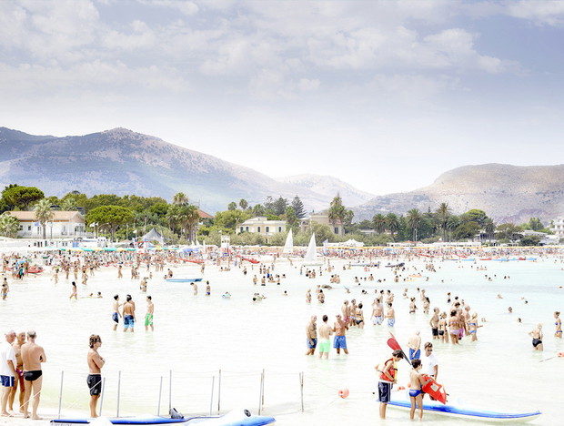 Joshua Jensen-Nagle od kilkunastu lat fotografuje plaże na całym świecie. Jego zdjęcia to jednak o wiele więcej niż pocztówki z wakacji