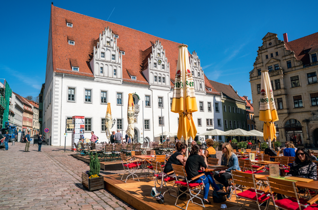 Kawiarniane stoliki przed ratuszem w Miśni. Latem na placu odbywają się koncerty i festiwale sztuki.