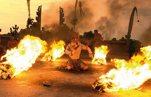 Kecak dance ze swoimi transowymi rytmami.