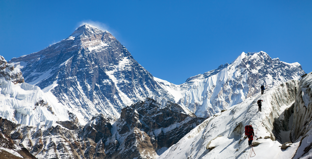 Widok na Mount Everest i Lhotse od strony doliny Gokyo. Chantal Everestu mimo wielu prób nie zdobyła, na Lhotse stanęła w 1996 r. jako pierwsza kobieta.