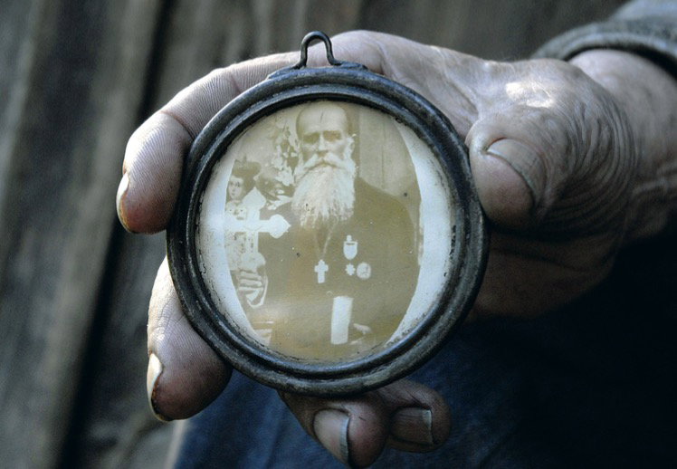 Fotografia Ilji w dłoni syna Pawła Wołoszyna – sąsiada proroka i budowniczego „nowej stolicy świata”.