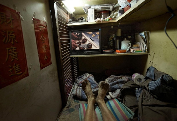 Hong Kong: Ludzkie fermy. Jak wygląda życie w klatce FOTOREPORTAŻ
