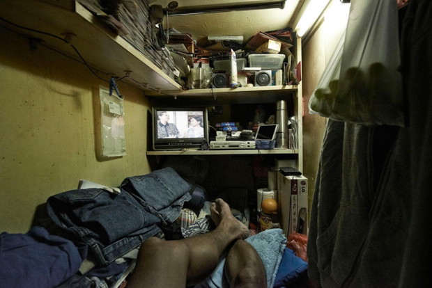 Hong Kong: Ludzkie fermy. Jak wygląda życie w klatce FOTOREPORTAŻ