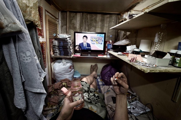 Hong Kong: Ludzkie fermy. Jak wygląda życie w klatce FOTOREPORTAŻ