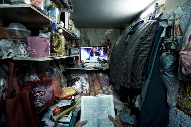 Hong Kong: Ludzkie fermy. Jak wygląda życie w klatce FOTOREPORTAŻ