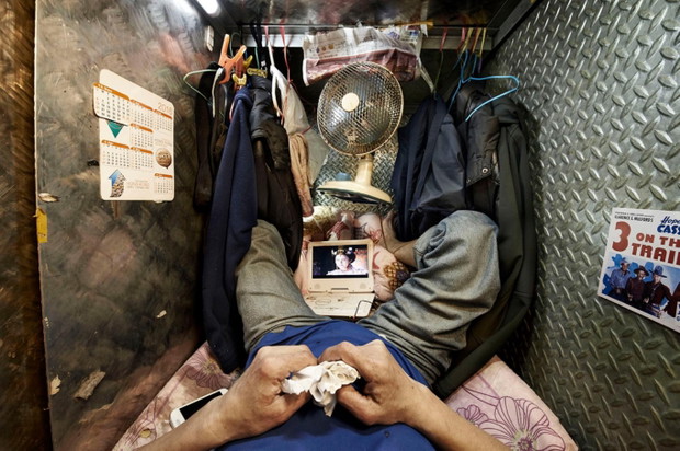 Hong Kong: Ludzkie fermy. Jak wygląda życie w klatce FOTOREPORTAŻ