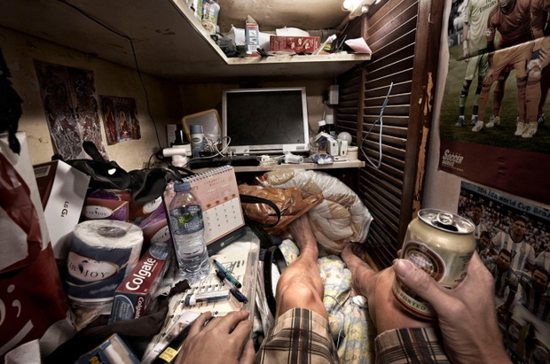 Hong Kong: Ludzkie fermy. Jak wygląda życie w klatce FOTOREPORTAŻ
