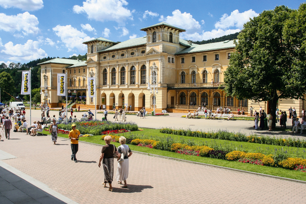 W Starym Domu Zdrojowym mieszczą się dziś sanatorium, restauracja i pijalnia wód. Bywali w nim m.in. Reymont i Wyczółkowski.