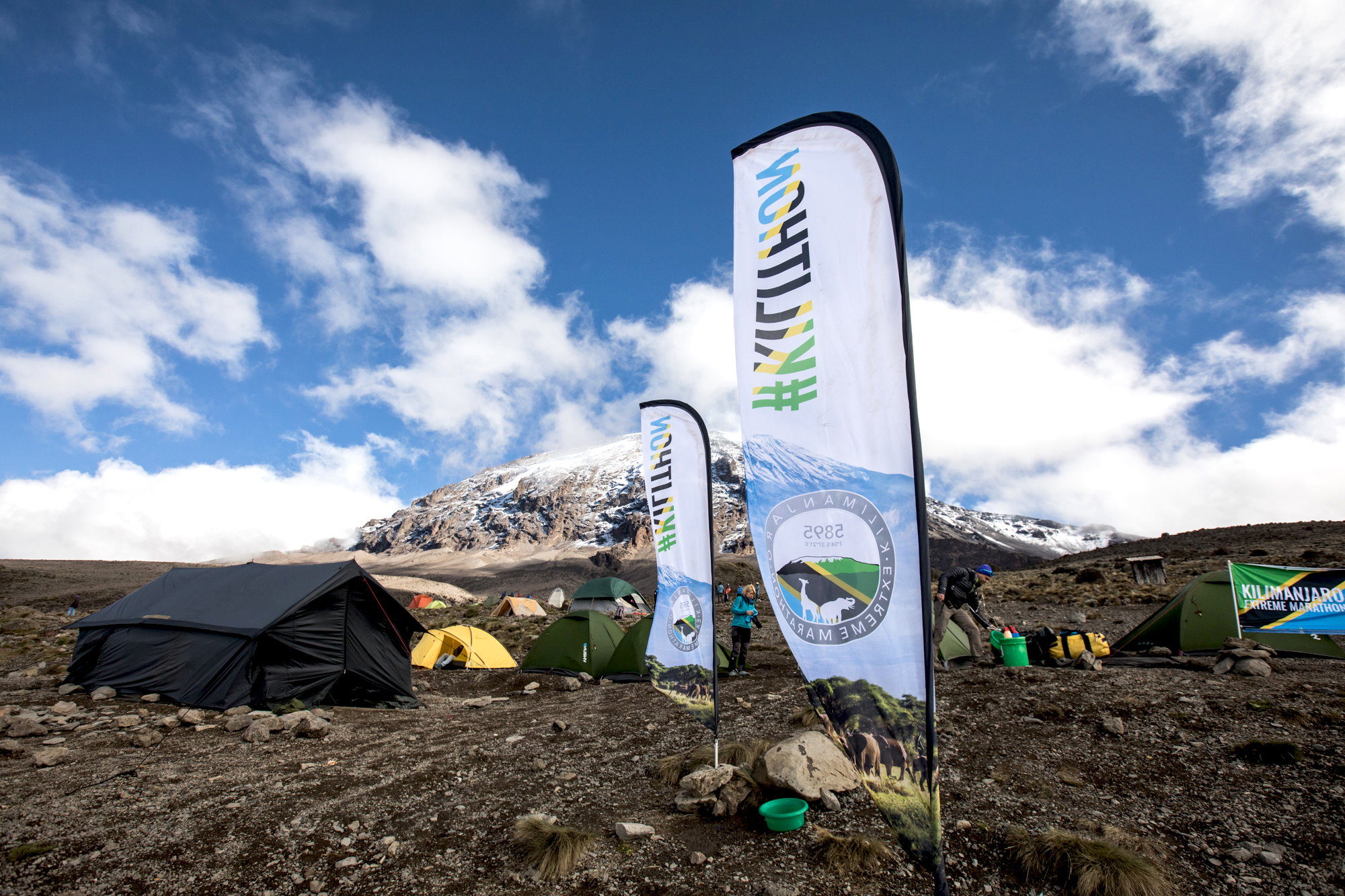 Karanga Camp, 3750 m n.p.m., pierwszy słoneczny poranek. Kili w pełnej krasie.