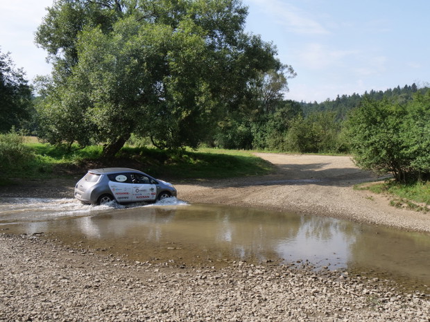 Arkady Fiedler testuje Nissana Leaf na polskich drogach przed podróżą po Afryce.