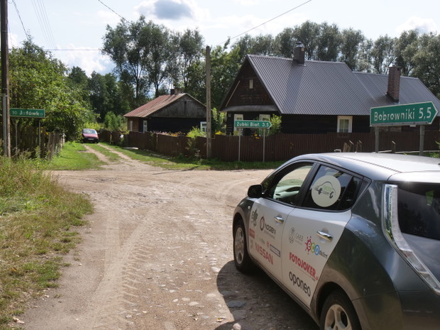 Arkady Fiedler testuje Nissana Leaf na polskich drogach przed podróżą po Afryce.