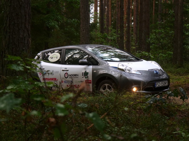 Arkady Fiedler testuje Nissana Leaf na polskich drogach przed podróżą po Afryce.