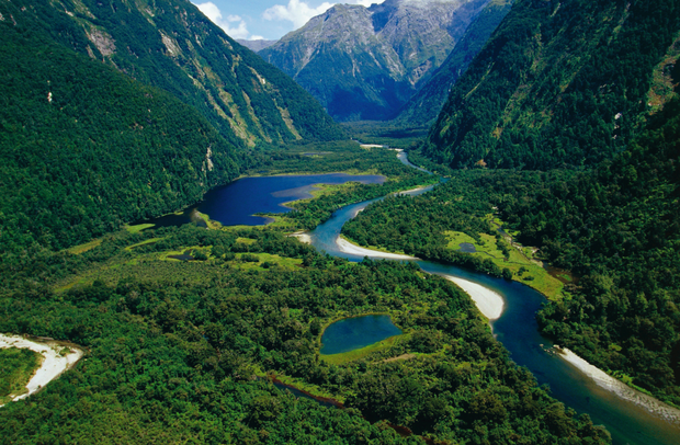 Milford Track, najbardziej znany pieszy szlak Nowej Zelandii (wytyczony w Parku Narodowym Fiordland), na końcowym odcinku biegnie nad rzeką Arthur.