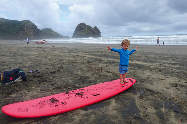 Plaża Piha to jedna z najbardziej ukochanych przez surferów plaż. Także tych najmniejszych.