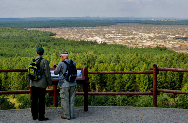 Ze wzgórza Czubatka w Kluczach (382 m n.p.m.) widać Błędowską w całej okazałości.