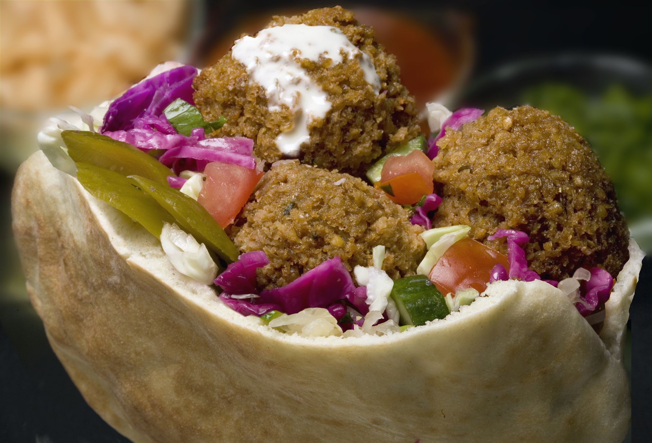 Falafel bardziej kaloryczny od burgera? Jedzenie w wege fast foodach wcale nie jest zdrowsze
