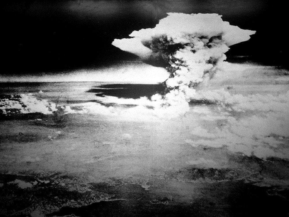 Grzyb atomowy po wybuchu bomby atomowej nad Hiroszimą w dniu 6 sierpnia 1945 roku