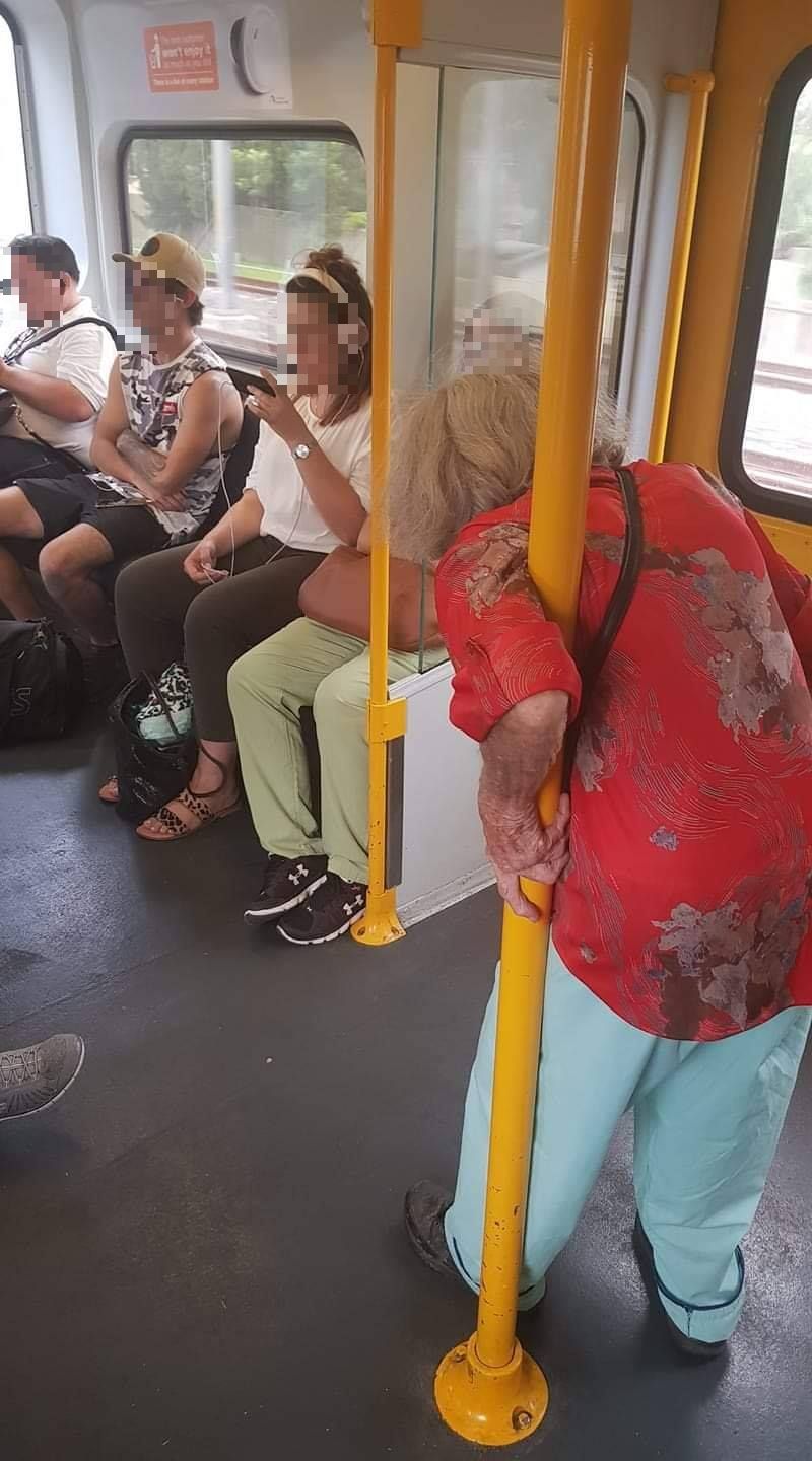 To zdjęcie z komunikacji miejskiej wywołało burzę. „Byle jacy rodzice wychowują byle jakie dzieci”