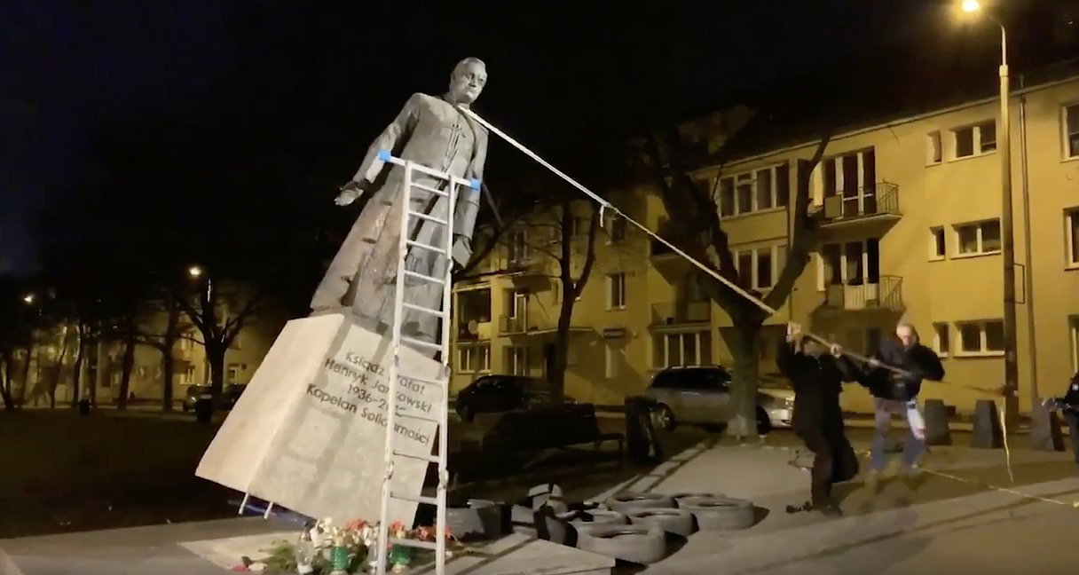 Obalenie pomnika prałata Jankowskiego