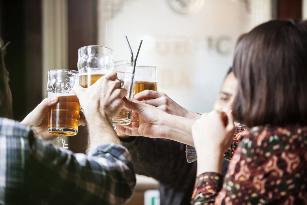 Jedna na pięć osób ucierpiała, bo ktoś bliski jej pił alkohol. To badanie otwiera oczy
