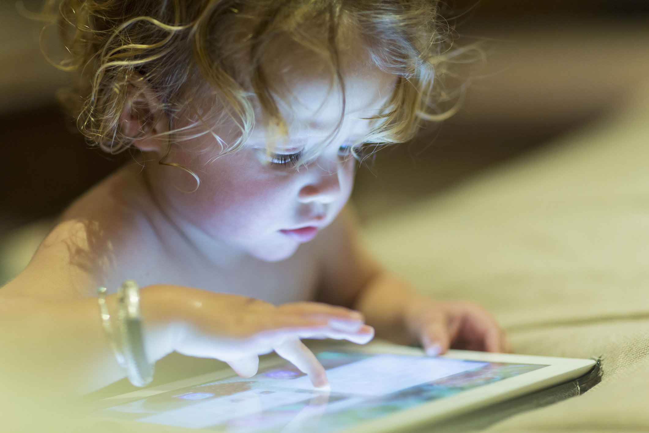 Jak wychować dzieci z dala od smartfonów i tabletów? Coraz więcej rodzin potrzebuje takiej porady