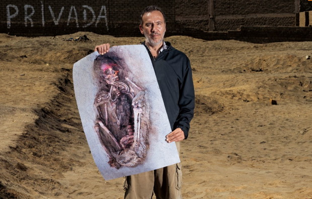 Michael Spano, właściciel miejscowej pizzerii, trzyma zdjęcie jednego z pierwszych dzieci wykopanych w Huanchaquito. Spano zwrócił uwagę archeologa Gabriela Prieto na kości pojawiające się na pustej działce obok jego domu, namawiając go do przebadania teg