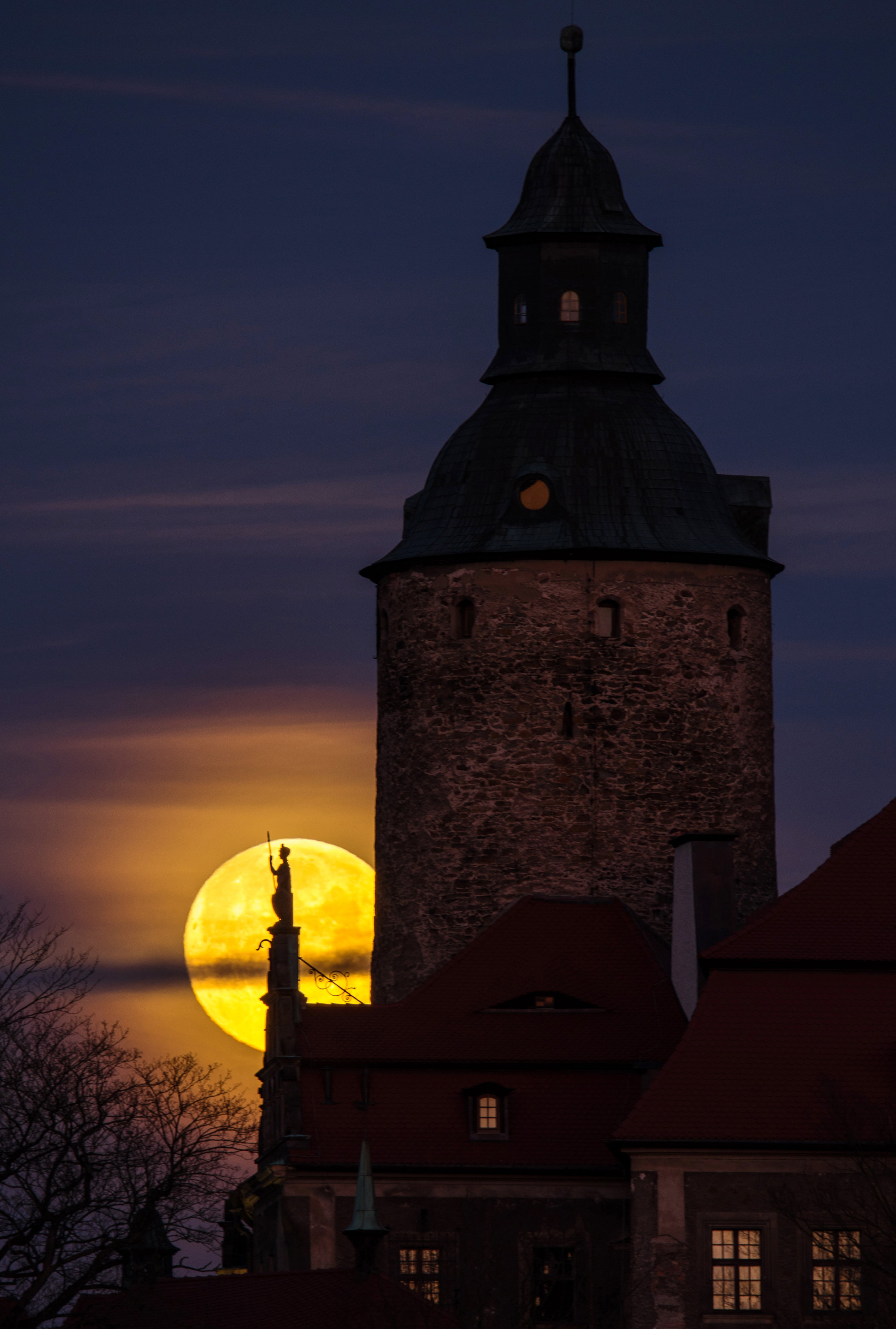 Zachodzący księżyc nad Zamkiem Czocha