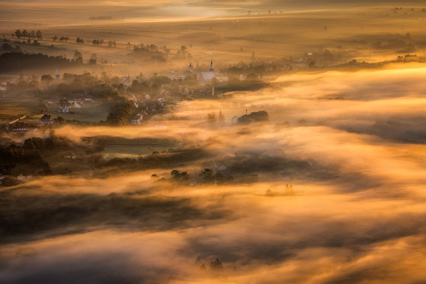 Radków skąpany w porannej mgle widziany z Gór Stołowych.