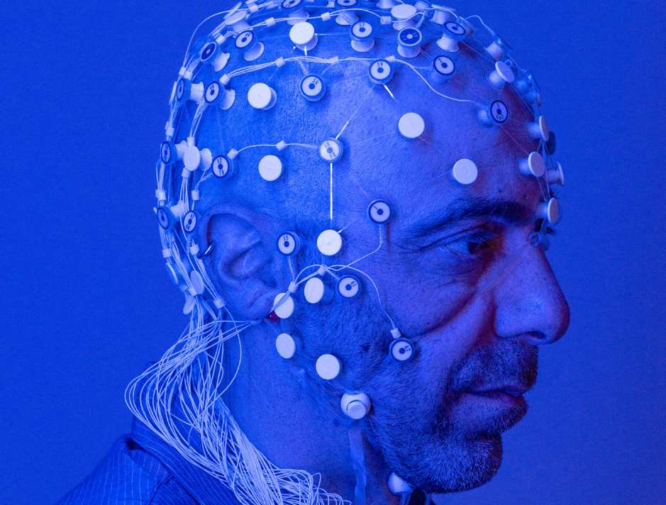 Witalij Napadow, neurobiolog z Harvard Medical School i Massachusetts General Hospital, bada, jak mózg postrzega ból. W tym celu wykorzystuje elektroencefalografię do śledzenia wzorców fal mózgowych pacjentów z przewlekłym bólem krzyża. fot. Robert Clark