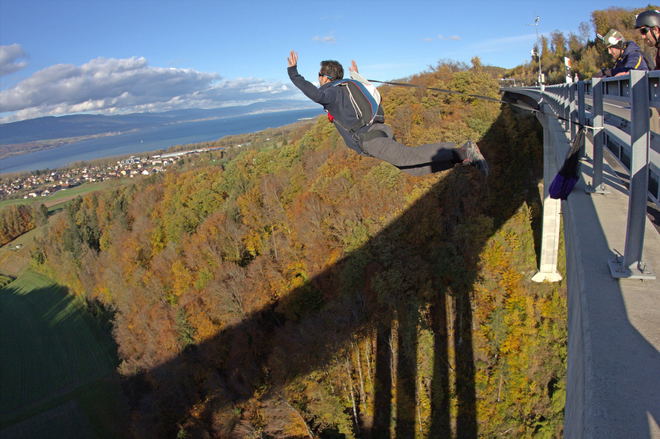 Skok na bungee: wysokość, bezpieczeństwo, ceny. Jak się przygotować do bungee jumping (fot. Getty Images)