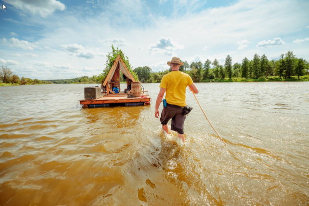 Spływ tratwą po Bugu. Łatwiej spotkać tu rzadką czaplę białą niż człowieka