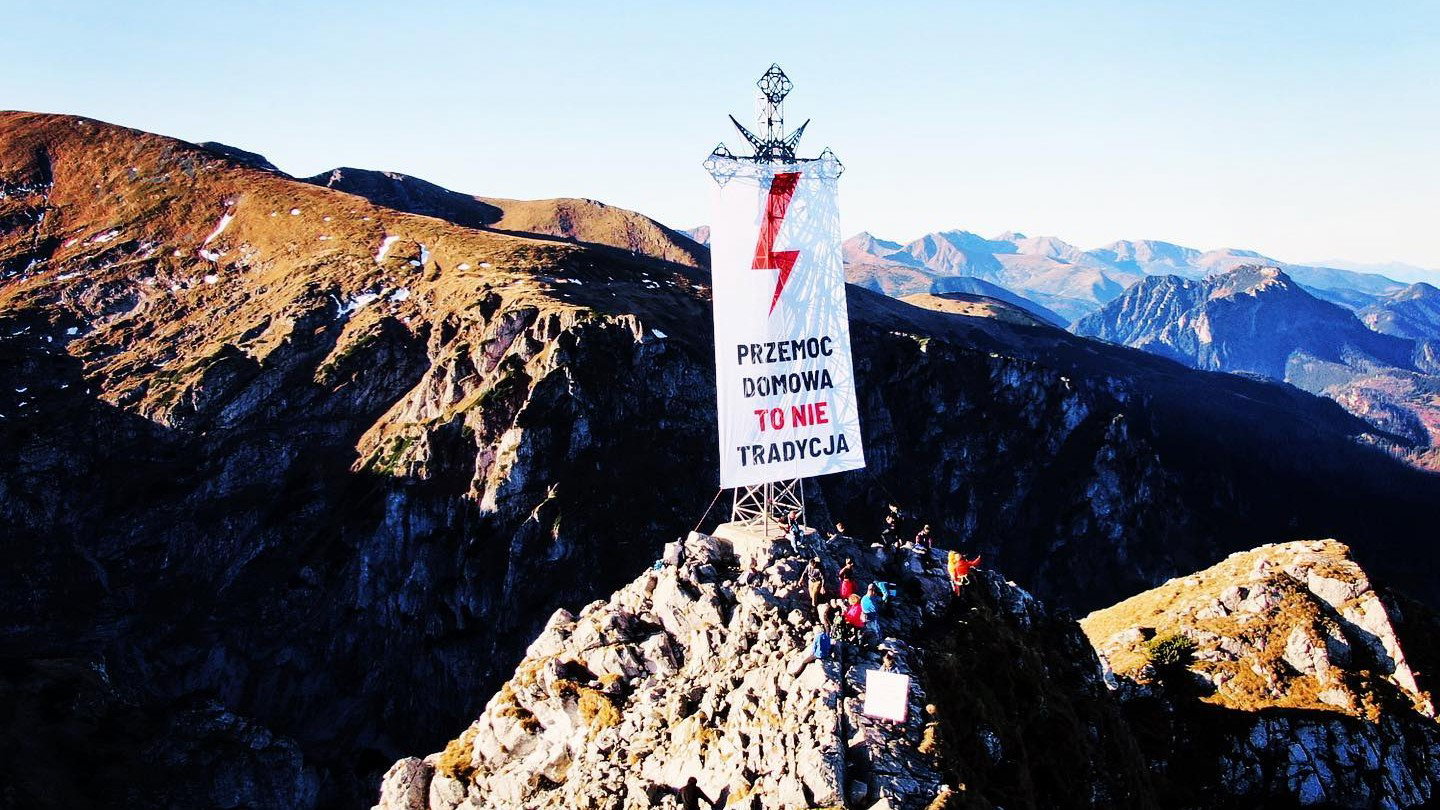 Baner został zdjęty od razu po akcji (fot. Facebook/Strajk Kobiet Podhale)