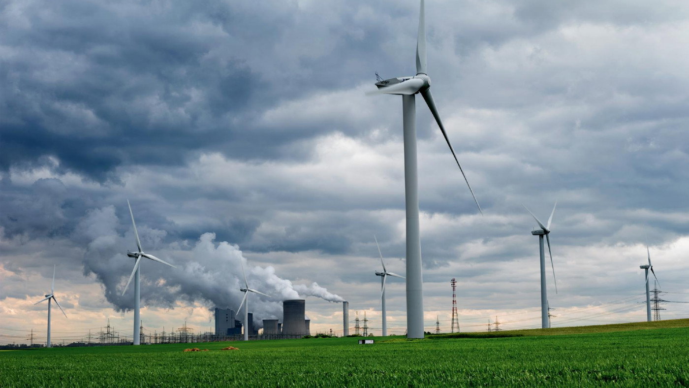 Turbiny wiatrowe otaczają elektrownię węglową w pobliżu Garzweiler w zachodnich Niemczech. Odnawialne źródła energii wytwarzają obecnie 27 procent energii elektrycznej w kraju (fot. Luca Locatelli/National Geographic)