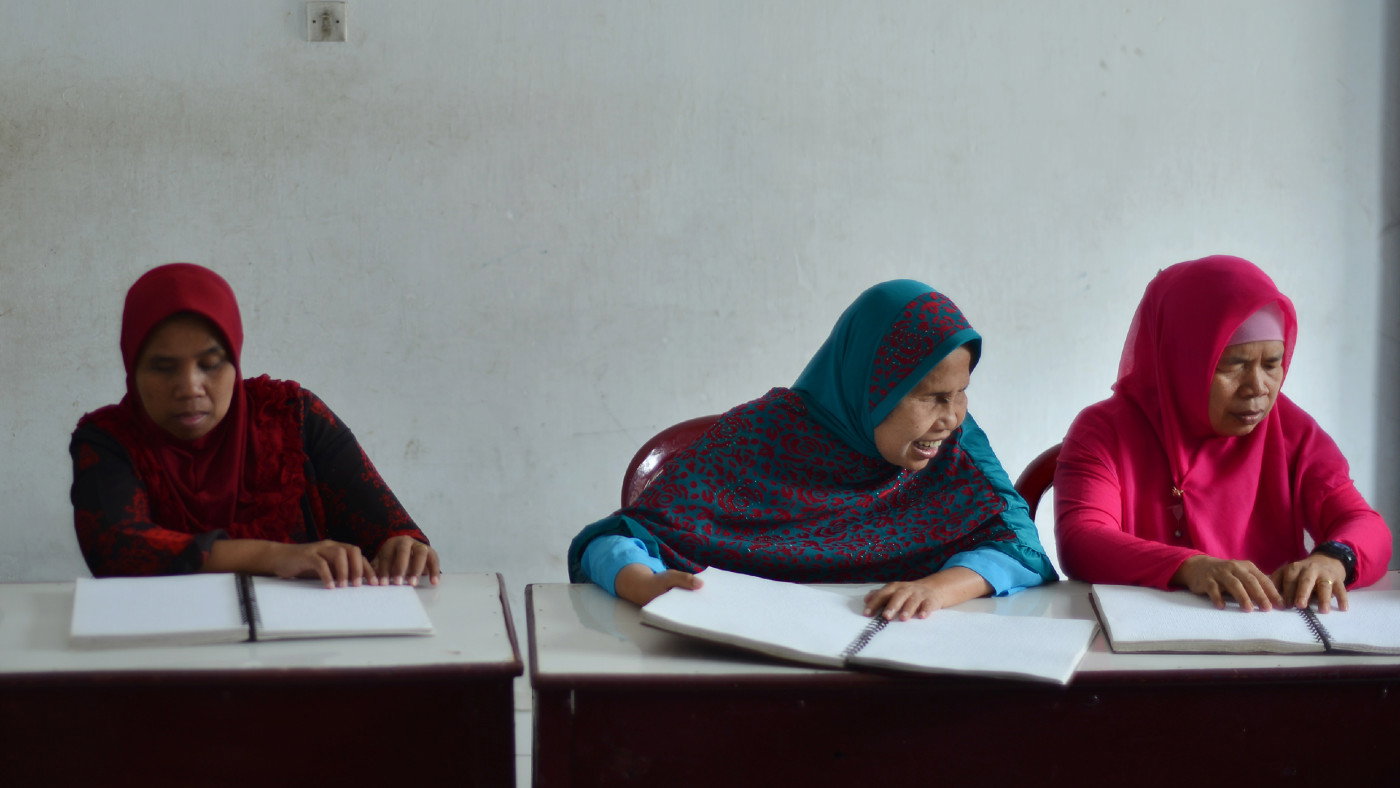 Niewidome muzułmanki czytające Koran napisany alfabetem Braille'a. Medan, Indonezja (Photo by Lana Priatna/SOPA Images/LightRocket via Getty Images)