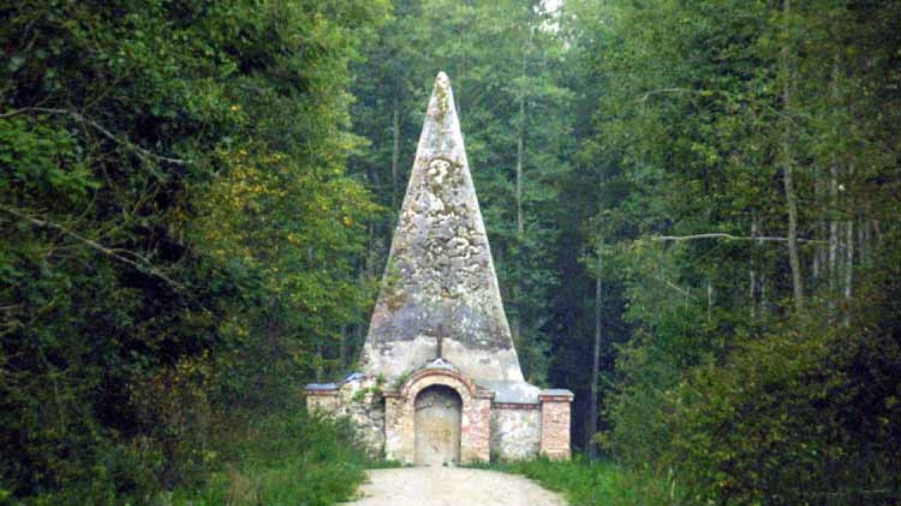 Piramida w Rapie, przybywają tu zwiedzający z całego kraju i nie tylko (fot. Wikimedia Commons/mzopw)