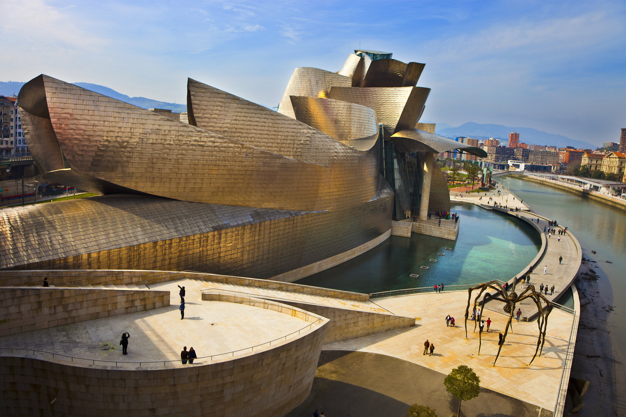 Muzeum Guggenheima w Bilbao: dlaczego warto się tam wybrać? Zwiedzanie i ciekawostki (fot. Getty Images)
