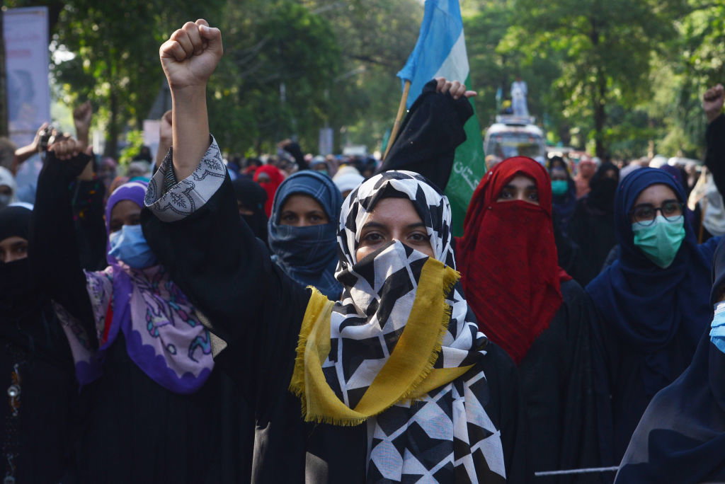 Protest przeciwko zbiorowemu gwałtowi na kobiecie na oczach jej dwójki dzieci, w pobliżu wschodniego miasta Lahore, wrzesień 2020 r. fot. Getty Images