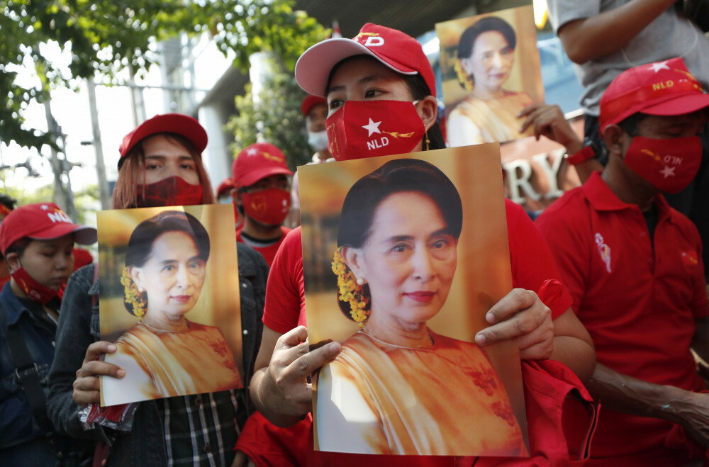 Birmańczycy mieszkający w Tajlandii trzymają zdjęcia przywódczyni Birmy Aung San Suu Kyi podczas protestu przed ambasadą Birmy w Bangkoku w Tajlandii w poniedziałek 1 lutego 2021 roku. fot AP/Associated Press/East News
