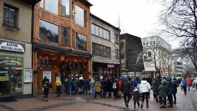 Zdjęcie z ponownego otwarcia restauracji Karczma Góraleczka na Krupówkach. Lokal zapełnił się w ciązgu kilkunastu minut (fot. Facebook/OtwieraMY)