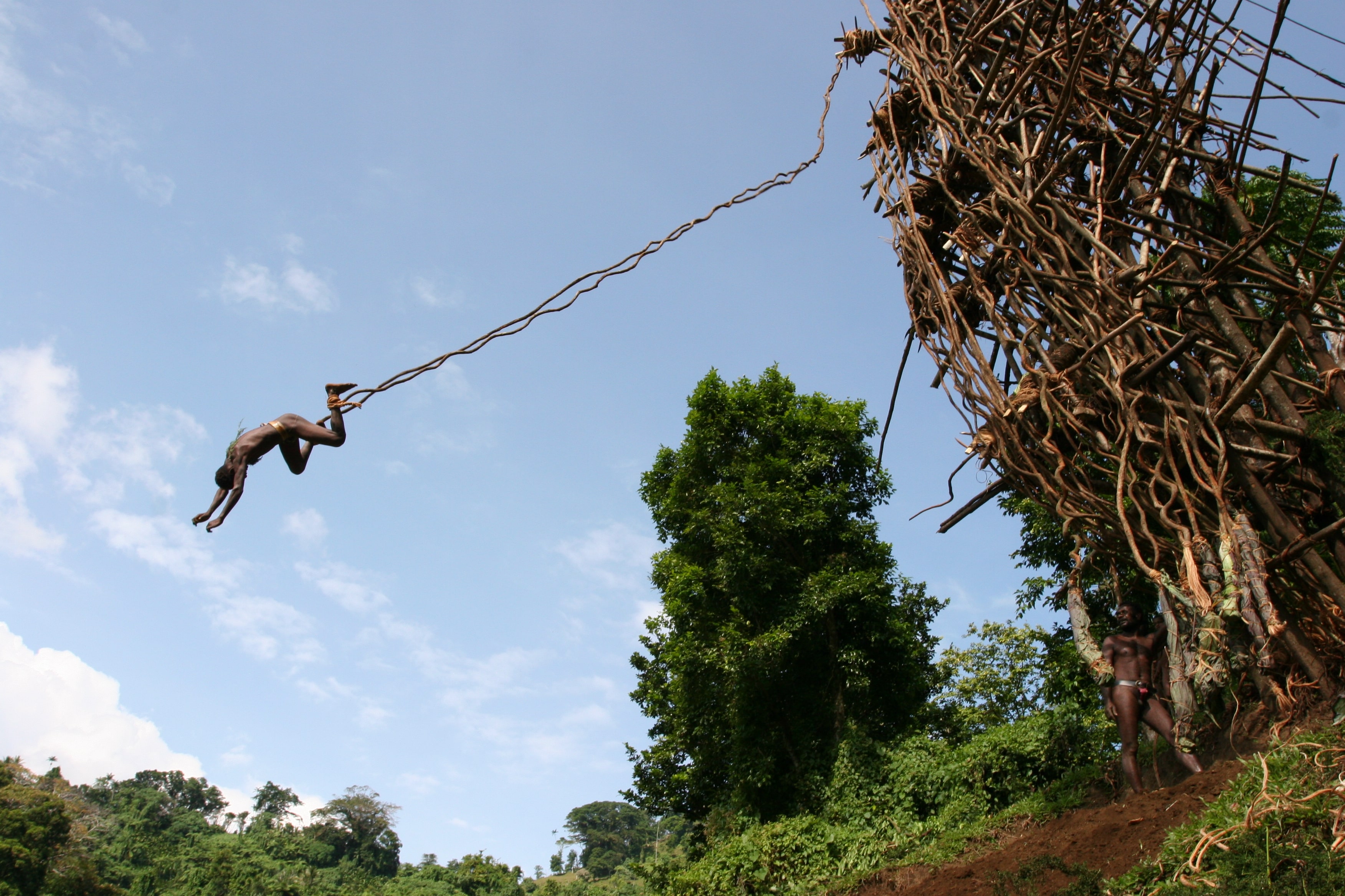 Tradycyjne skoki na lianach podczas święta Naghol na Vanuatu