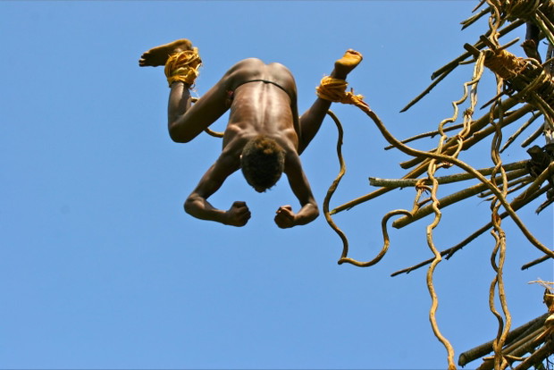 Tradycyjne skoki na lianach podczas święta Naghol na Vanuatu