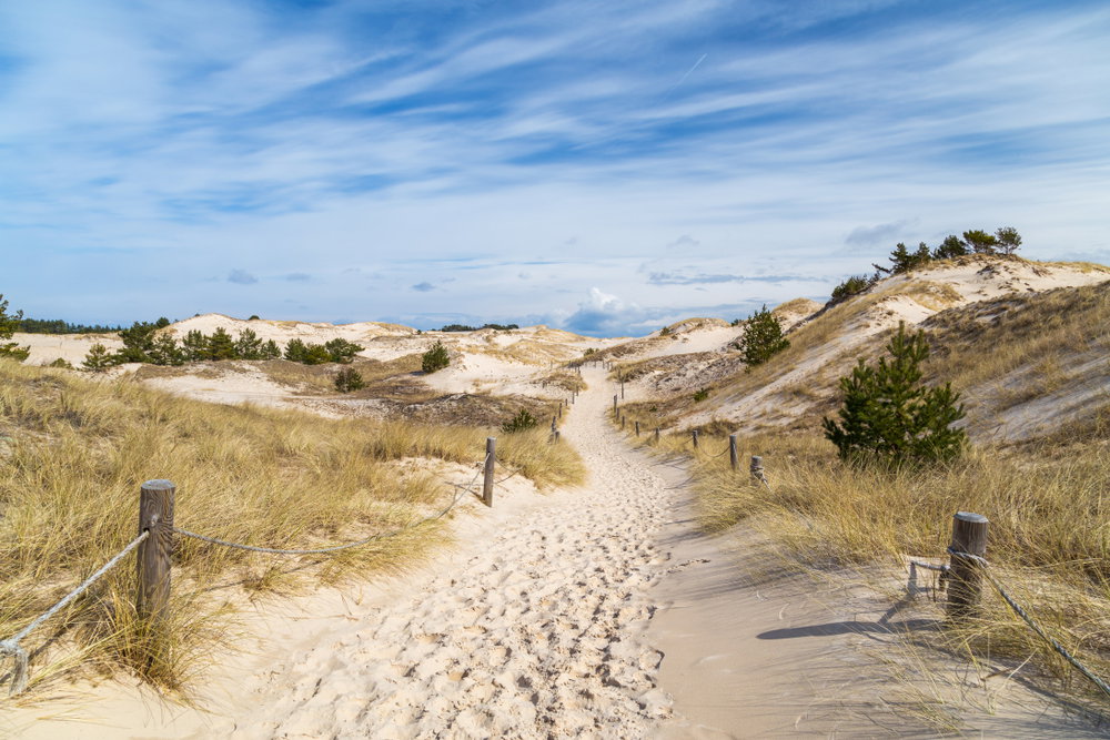 Słowiński Park Narodowy to nie tylko wydmy i jeziora. Podpowiadamy, co warto w nim zobaczyć (fot. Shutterstock)