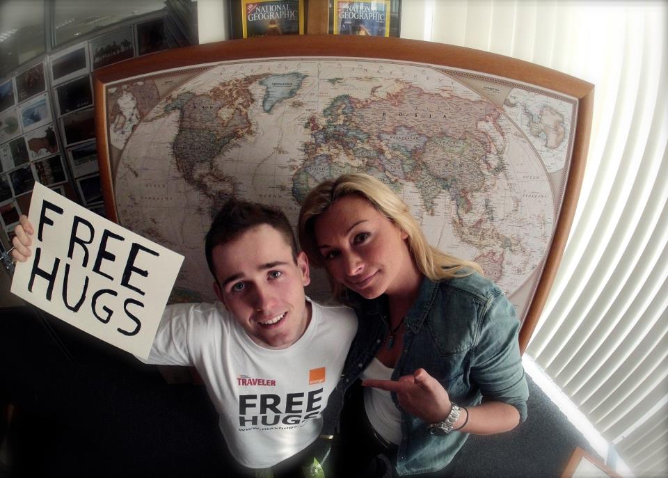 Maksym Skorubski, 20-letni podróżnik backpacker wyrusza w podróż dookoła świata, by uściskać i przytulić ludzi na 4 kontynentach, w kilkunastu krajach.