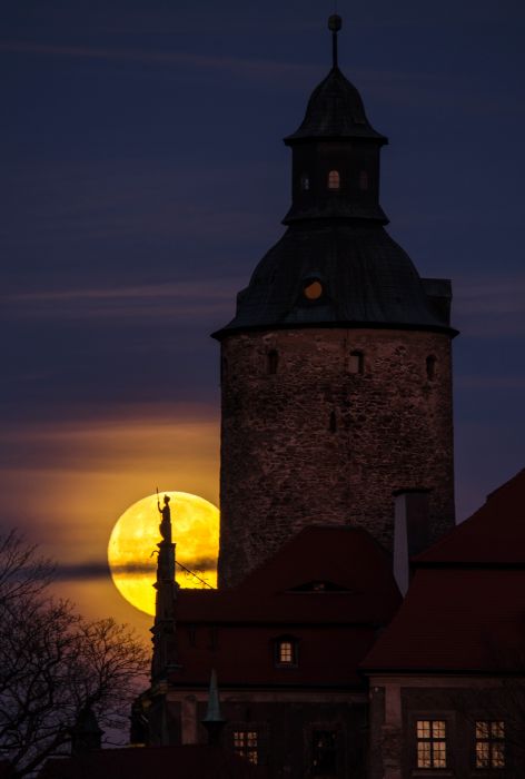 Zachodzący księżyc nad Zamkiem Czocha