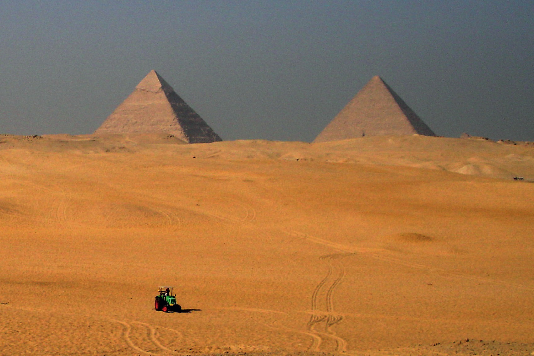 Egypt_-_Piramide_tractor