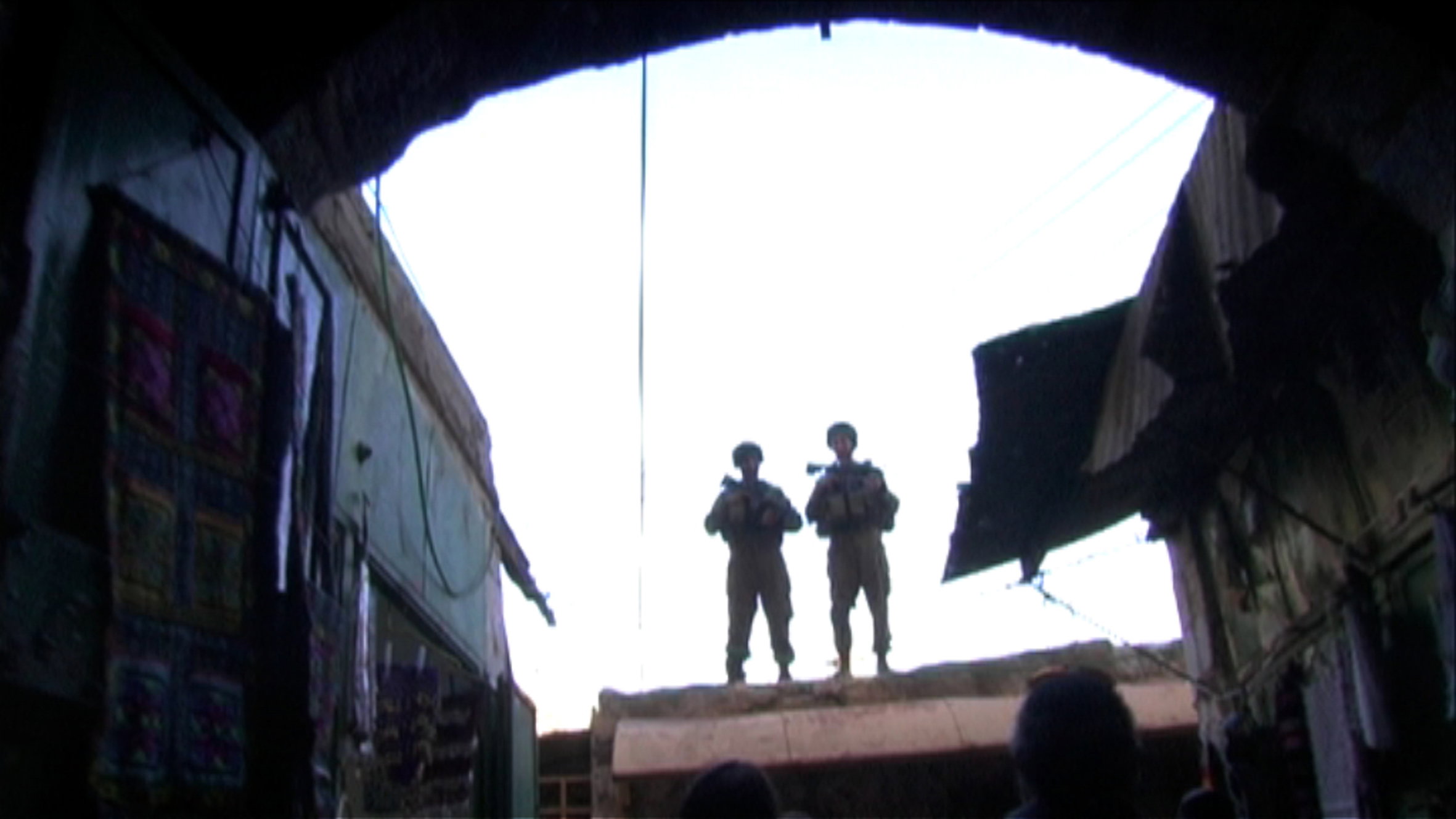 Soldier_on_roof5