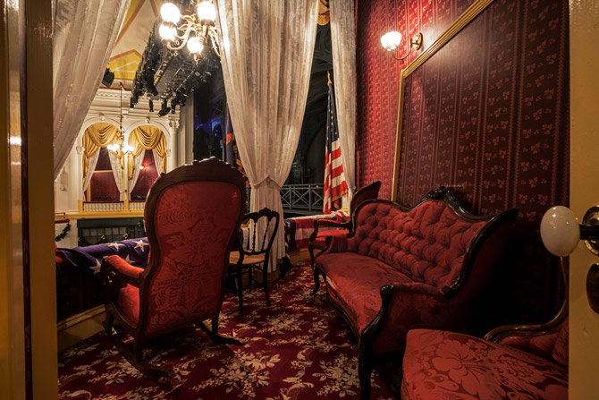 03-fords-theatre-presidential-box-670