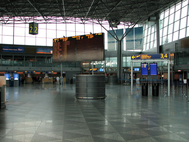 Helsinki-Vantaa_departure_hall2