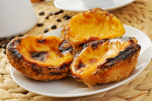 Pastel de nata to chrupiące ciasteczka wypełnione masą masą budyniową sprzedawane na ulicach.