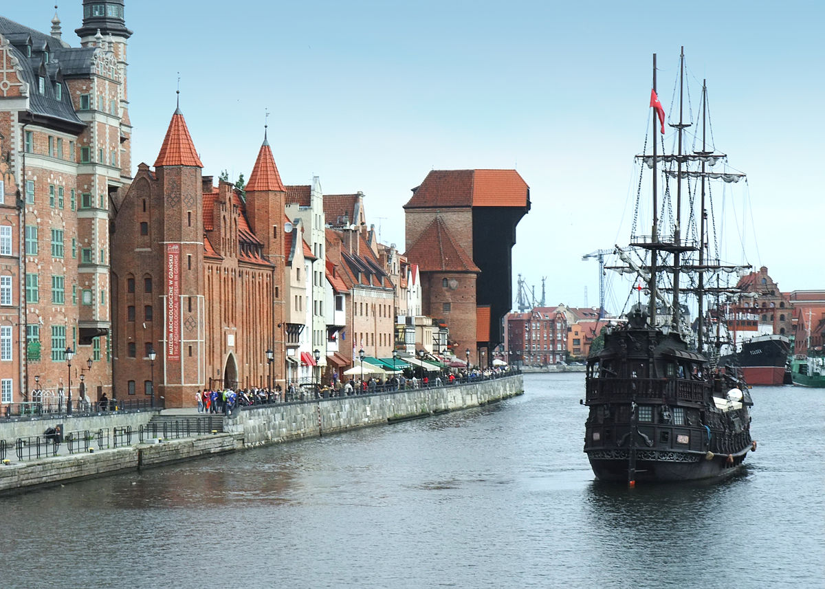 1200px-Długie_Pobrzeże_in_Gdańsk_(Motława)